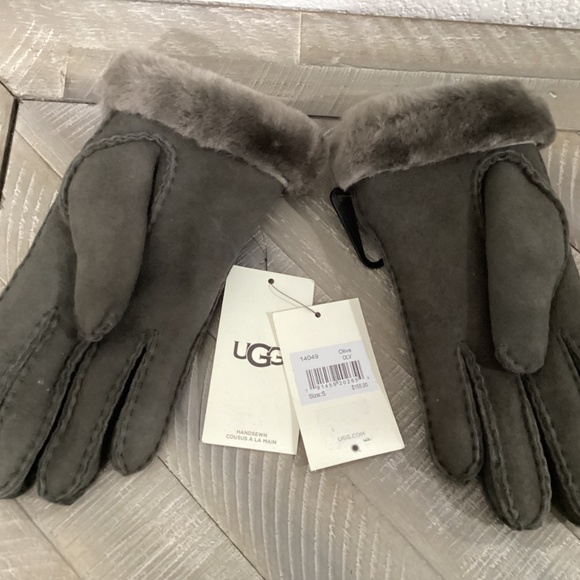 UGG Perforated Genuine Shearling Suede Gloves, size S - Picture 7 of 8